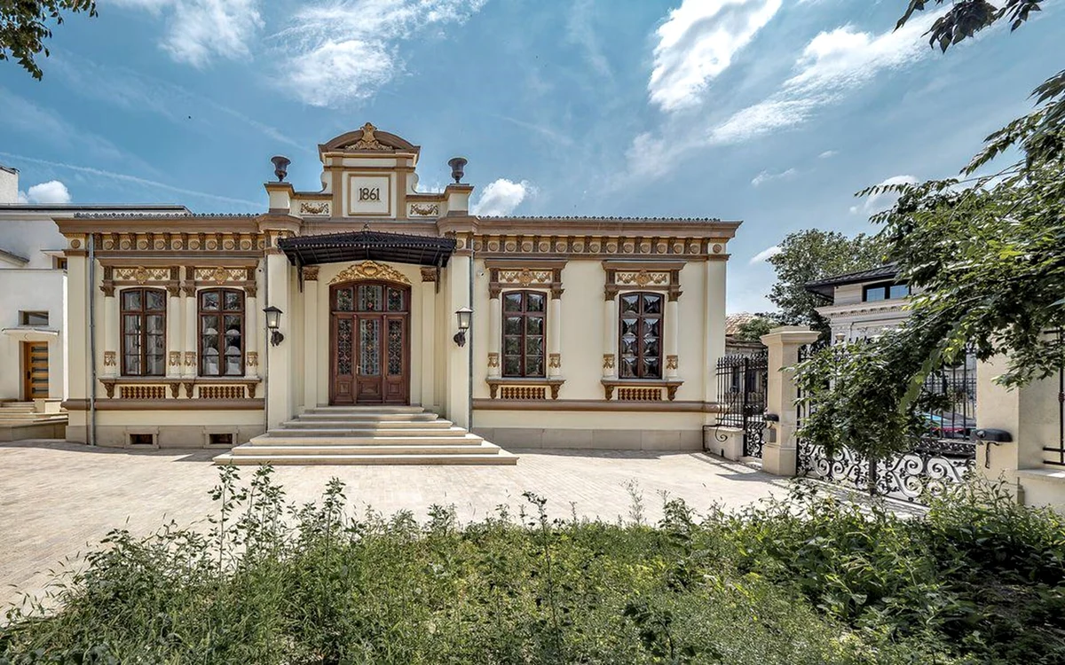 Casa cu geamuri bombate se află în Capitală