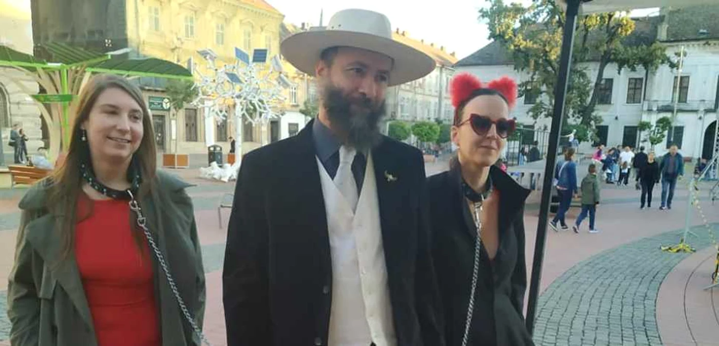 Un bărbat şi două femei legate cu lesa, fotografiaţi în centrul Timişoarei FOTO Ştefan Cojocnean