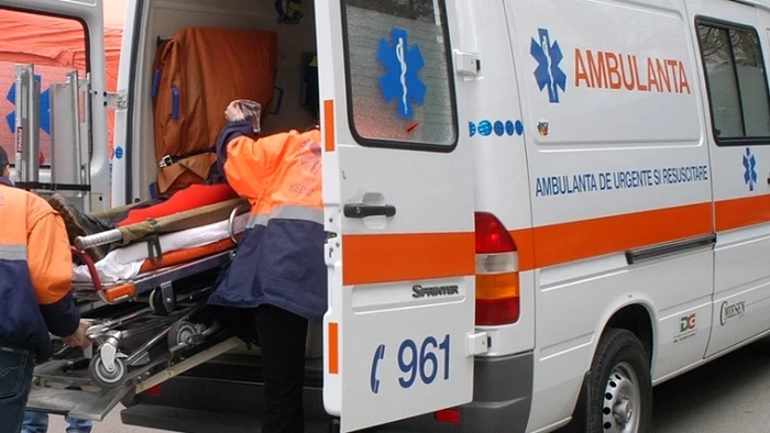 Bărbatul a fost transportat de urgenţă la spital