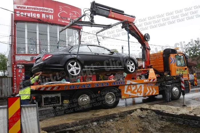 Omul de afaceri Cristi Iancu a intrat cu Mercedesul în groapă. (Foto: Marian Vilău)