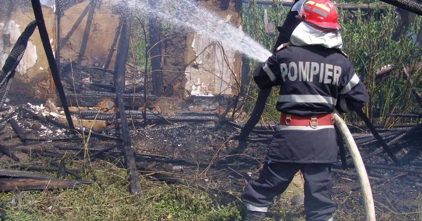 Pompierii s-au luptat ore bune cu flăcările