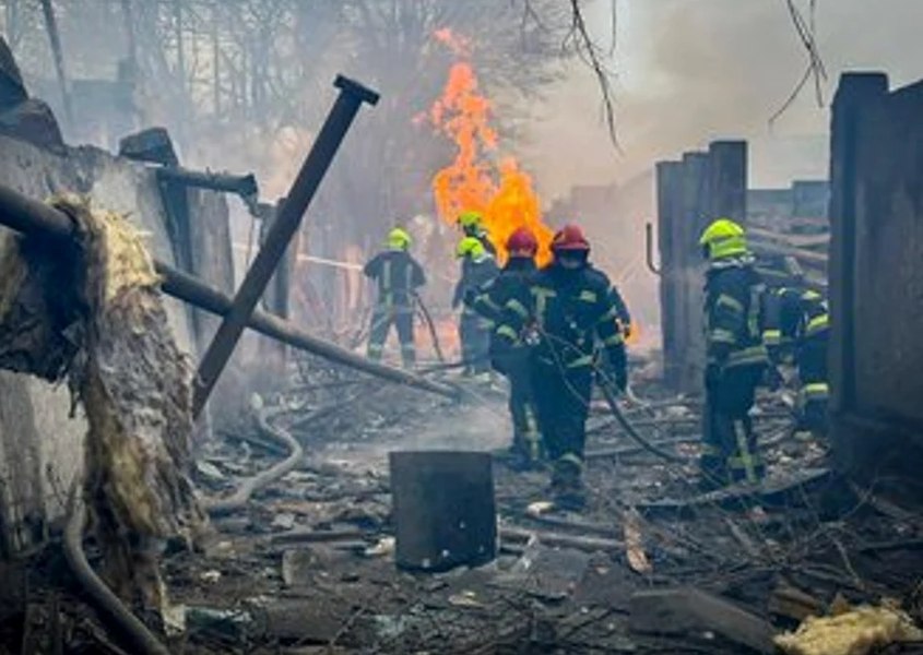 Rusia a lansat un nou atac de amploare împotriva Ucrainei, provocând incendii şi întreruperi de electricitate