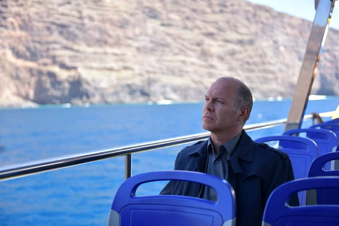 Vlad Ivanov este Cristi, un poliţist român corupt, implicat într-o afacere cu mafia