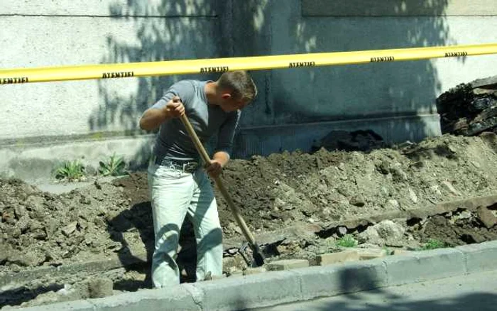 Angajaţii Apaserv efectuează lucrări de reparaţii pe mai multe străzi din Satu Mare/foto: Arhiva