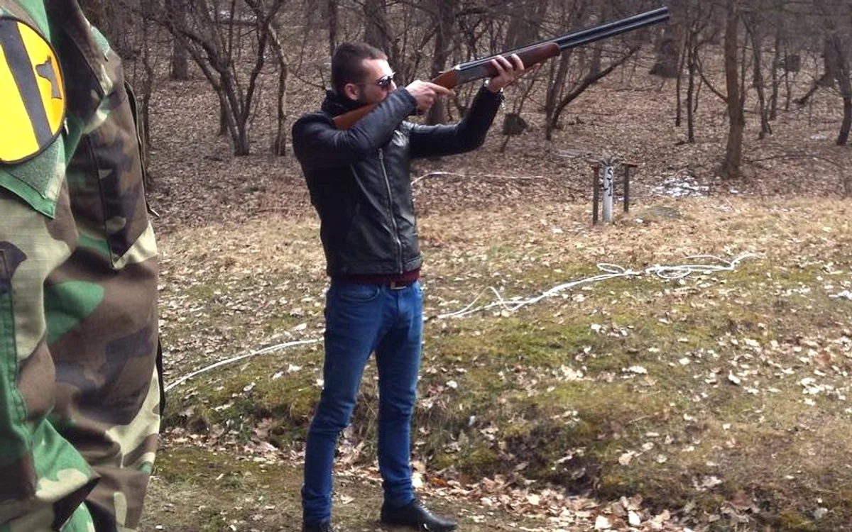 
    Darius Şendroiu, în timpul unei partide de vânătoareFoto: Facebook  