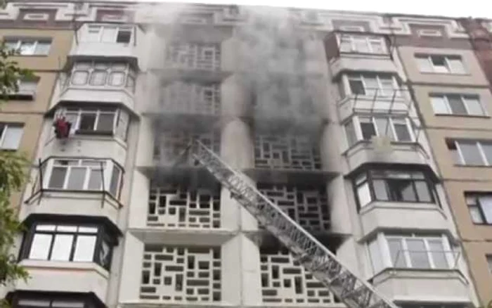 Toţi locatarii blocului au fost evacuaţi de către pompieri Foto: DSE.md