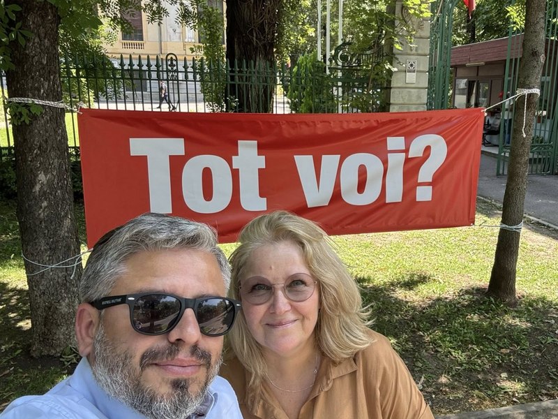 „Tot voi?”. Banner afișat la sediul PSD. Peste 13.000 de membri ar fi nemulțumiți de conducere, susține un protestatar