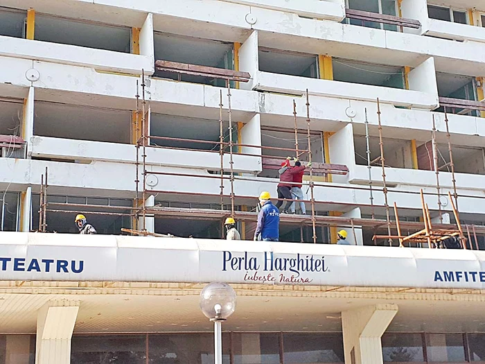 Se lucrează în paralel şi la exterioare, şi la interioare