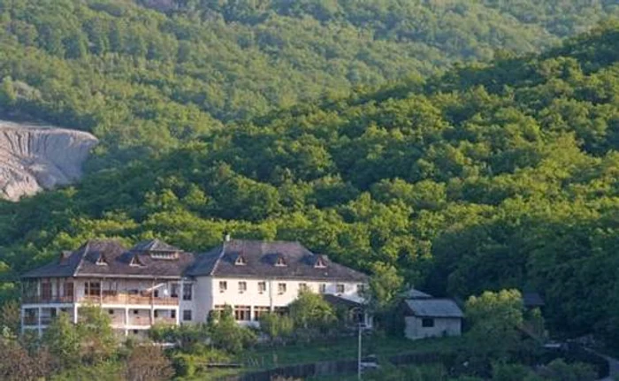 Chiar dacă vor mai cădea ceva precipitații spre sfârșitul intervalului, weekendul se anunță plăcut în zona montană foto: Click!