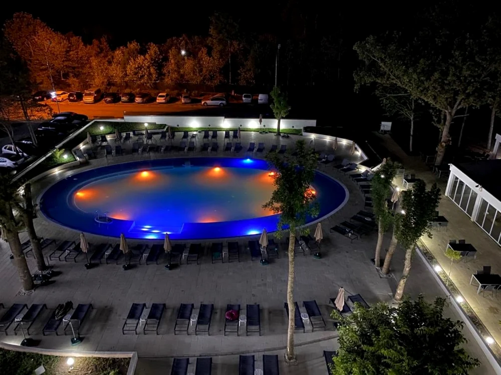 Hotelul dispune şi de o piscină