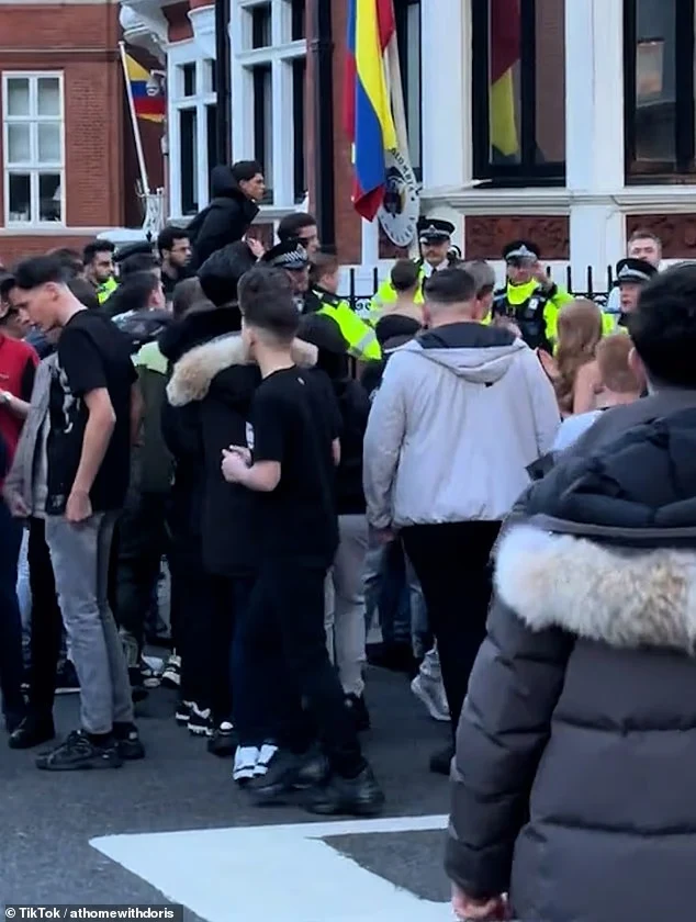 Adolescent înjunghiat la o întâlnire a comunității Traveller din Londra, lângă celebrul magazin Harrods