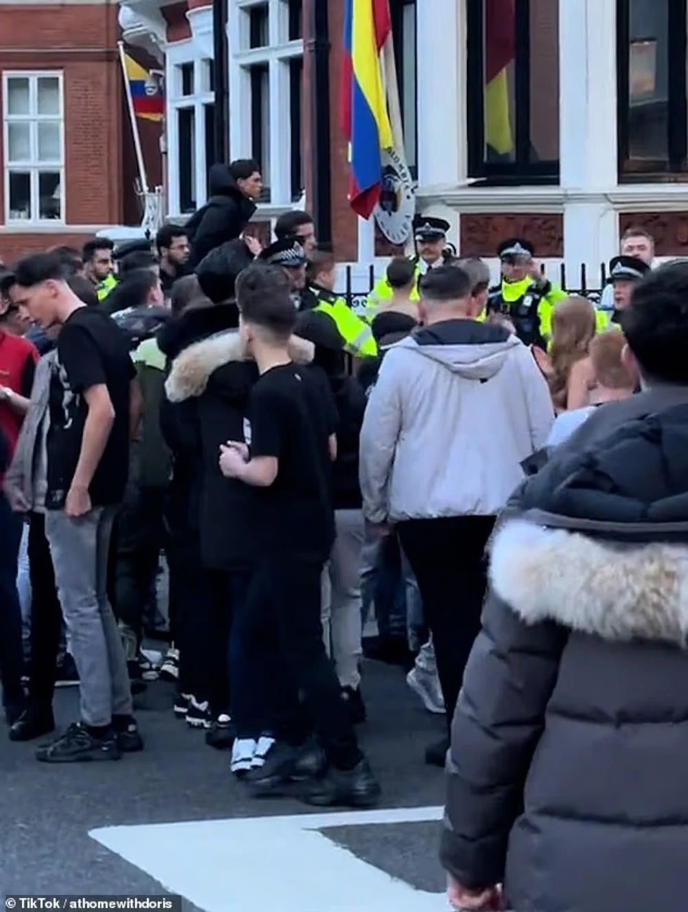 Adolescent înjunghiat la o întâlnire a comunității Traveller din Londra, lângă celebrul magazin Harrods