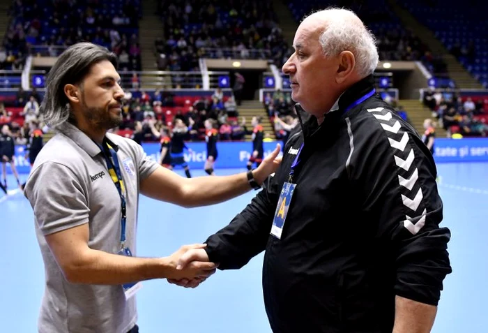 
    Adian Vasile îl salută pe Georghe TadiciFOTO: Sportpictures.eu  
