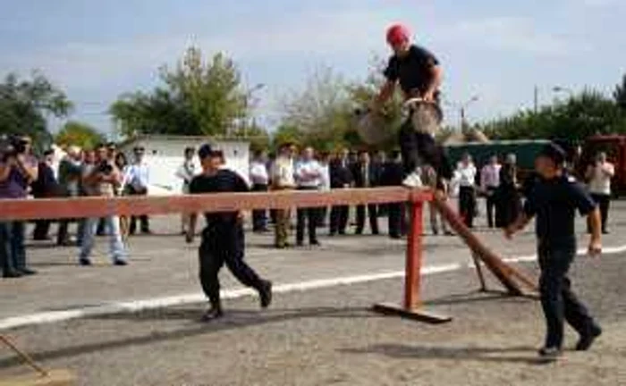 Pompierii voluntari au avut de trecut trei probe