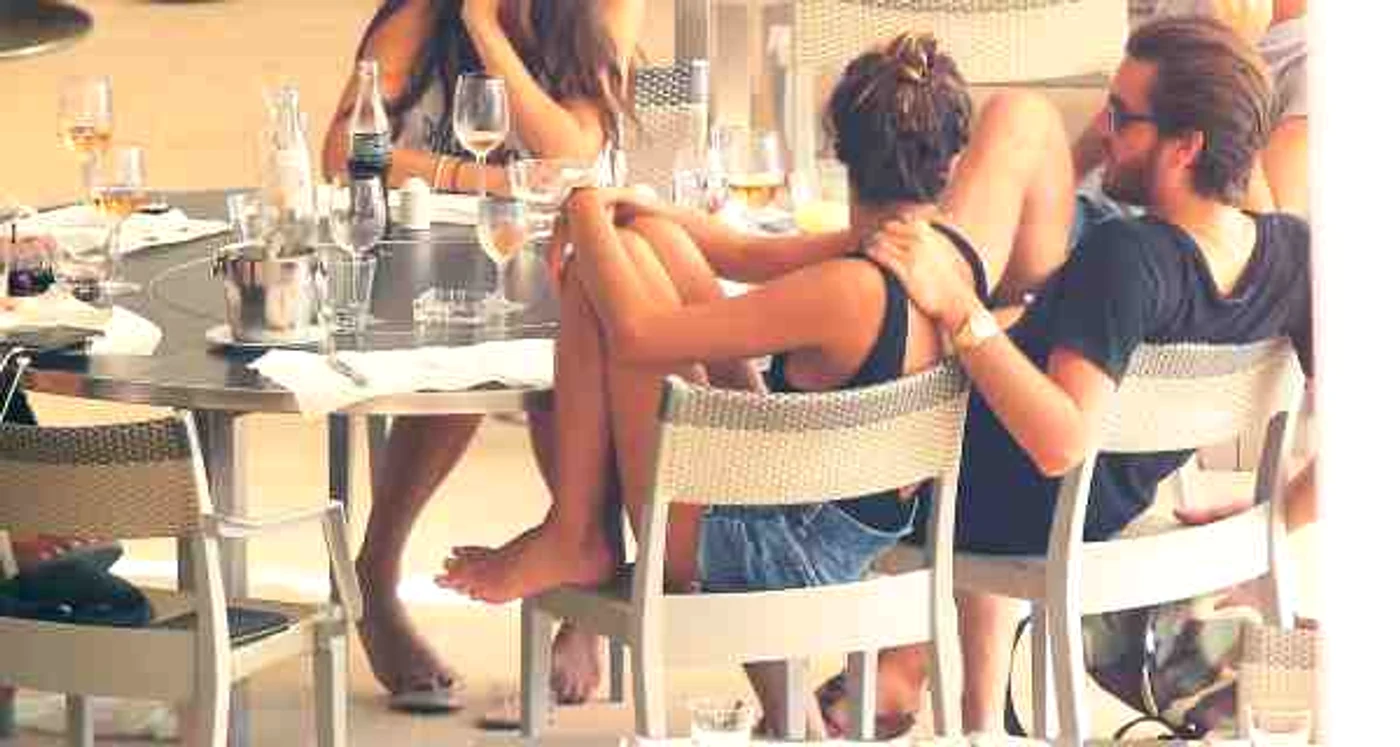 Scott Disick a fost văzut în compania unei femei, în timp ce Kourtney Kardashian era acasă alături de copii