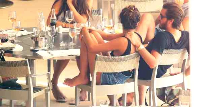 Scott Disick a fost văzut în compania unei femei, în timp ce Kourtney Kardashian era acasă alături de copii