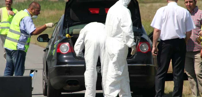 Criminaliştii,
la locul incidentului, la puţin timp după comiterea jafului, în 2011 FOTO:
ADEVĂRUL