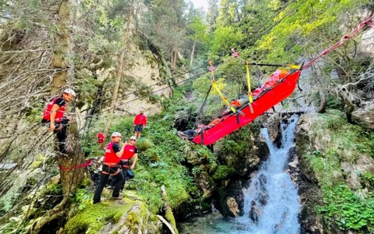 
    Momentul în care elicopterul IGAv intervine pentru recuperarea alpinistului rănitFoto: adevarul.ro  