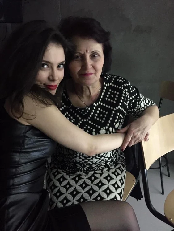 Alături de mama ei