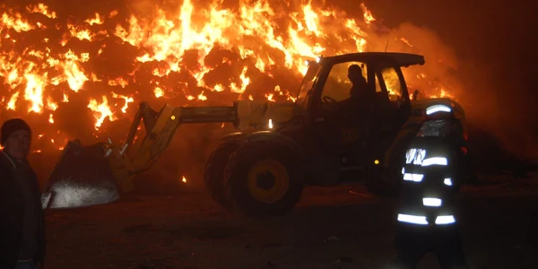 Flăcările au mistuit peste 8.000 de baloţi de furaje 
