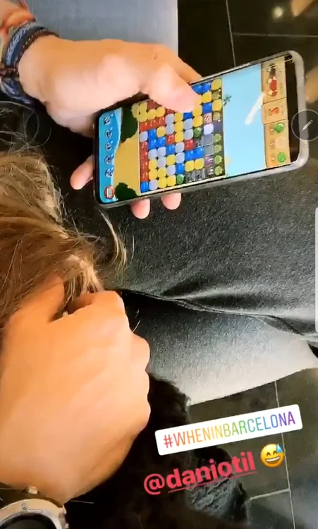 Dani Oţil testează telefonul, iar iubita face Instastory