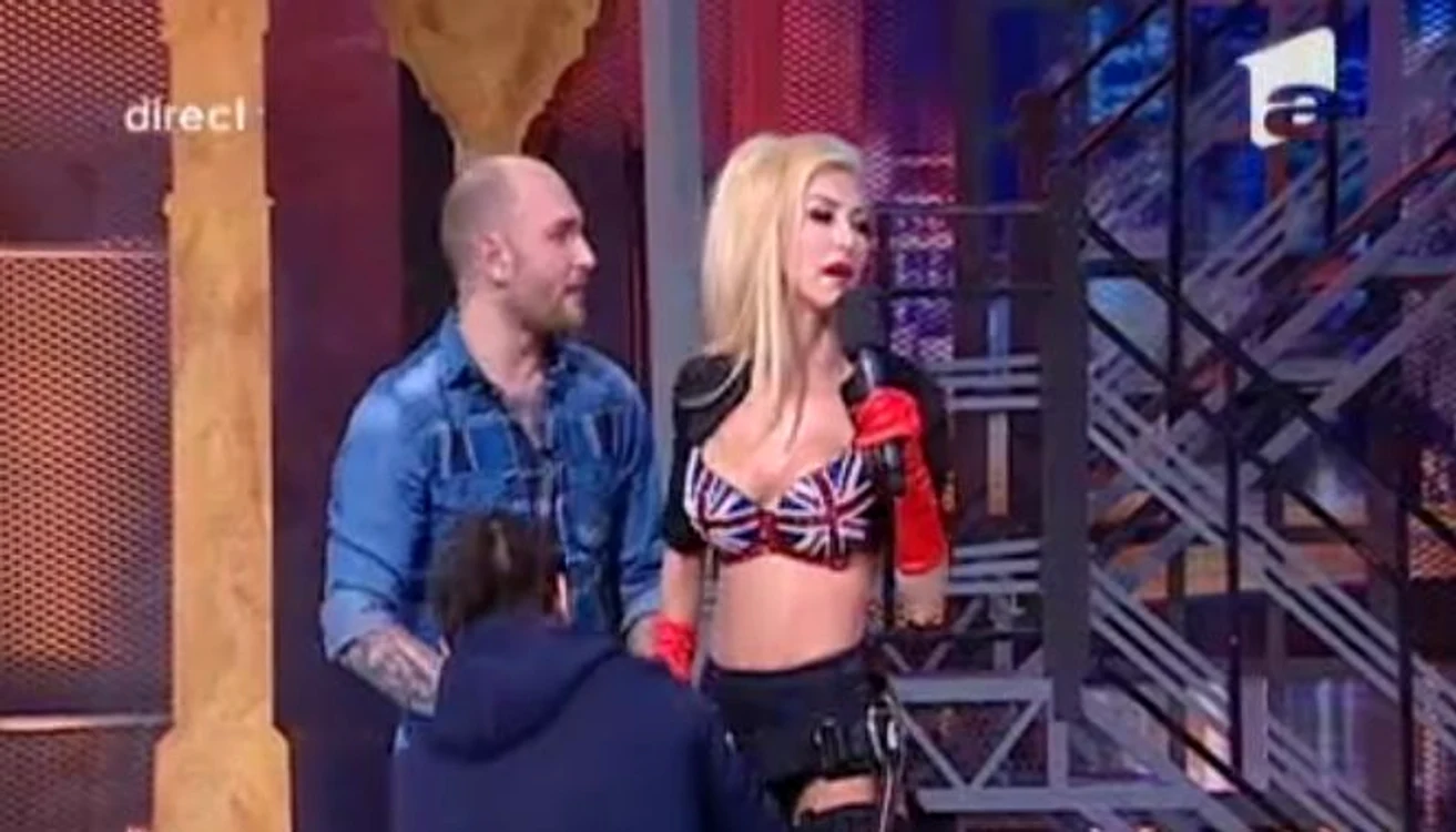 
    Cătălin Bordea şi un coleg din emisie s-au chinuit să-i desfacă hamul Andreei Bălan (captură Antena 1)  