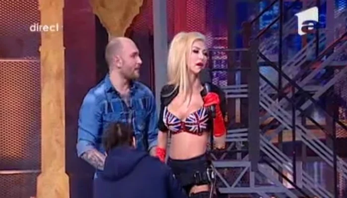Cătălin Bordea şi un coleg din emisie s-au chinuit să-i desfacă hamul Andreei Bălan (captură Antena 1)