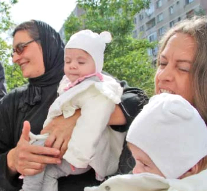 
    Elena Gâtlan şi-a serbat ieri ziua onomastică  alături de cele două fete ale sale,  Ana Ecaterina şi Maria Nectaria  