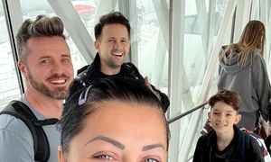 În drumul lor spre escapada romantică, Gabriela Cristea și Tavi Clonda s-au întâlnit la aeroport cu un alt cuplu cunoscut, dar ei însoțiți și de cei doi copii, magicianul Robert Tudor și soția lui, Elena