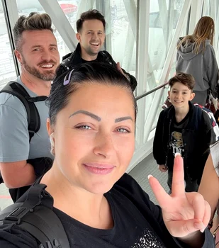În drumul lor spre escapada romantică, Gabriela Cristea și Tavi Clonda s-au întâlnit la aeroport cu un alt cuplu cunoscut, dar ei însoțiți și de cei doi copii, magicianul Robert Tudor și soția lui, Elena