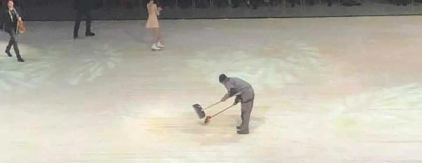 În mijlocul patinoarului a apărut o baltă, care a fost „cârpită” de organizatori.