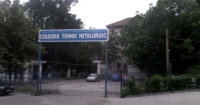 Elevul cu pricina susţinea proba scrisă la Lb. română la Liceul Metalurgic Slatina   (FOTO: Mugurel Manea)