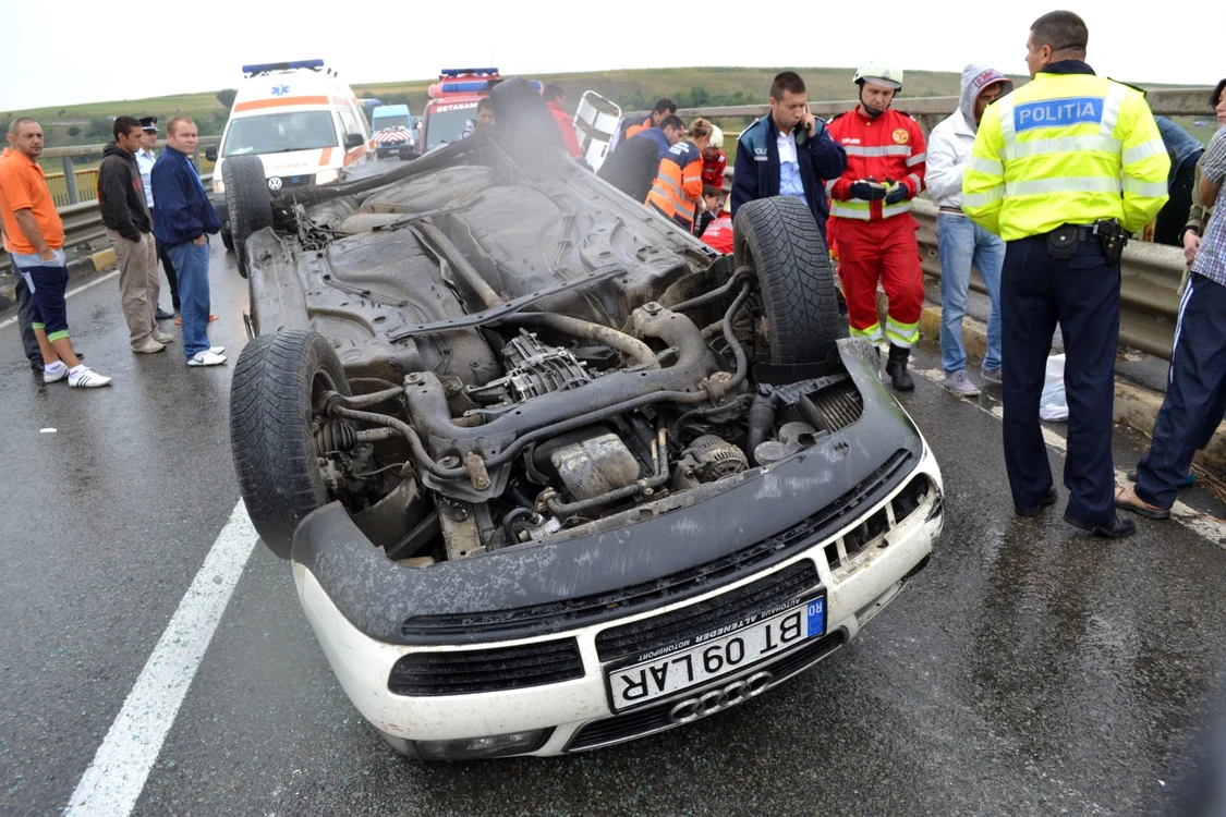 Autoturismul s-a răsturnat după ce şoferul a acroşat un parapet al podului. FOTO: ISU Suceava