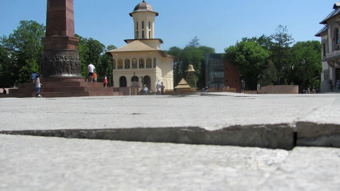 Pavimentul din Piaţa Unirii nu a fost bine montat