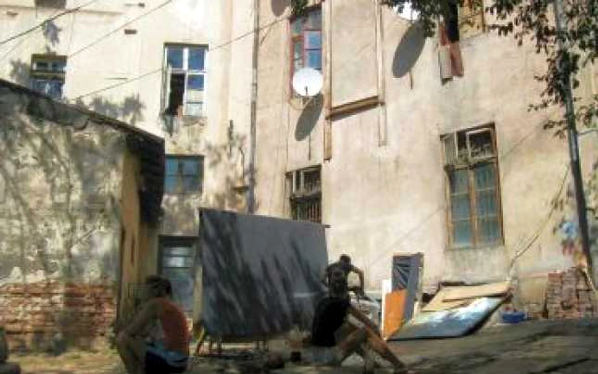 Bucureşti: "Propretar" în centrul vechi sau stăpân peste şobolani şi gunoaie