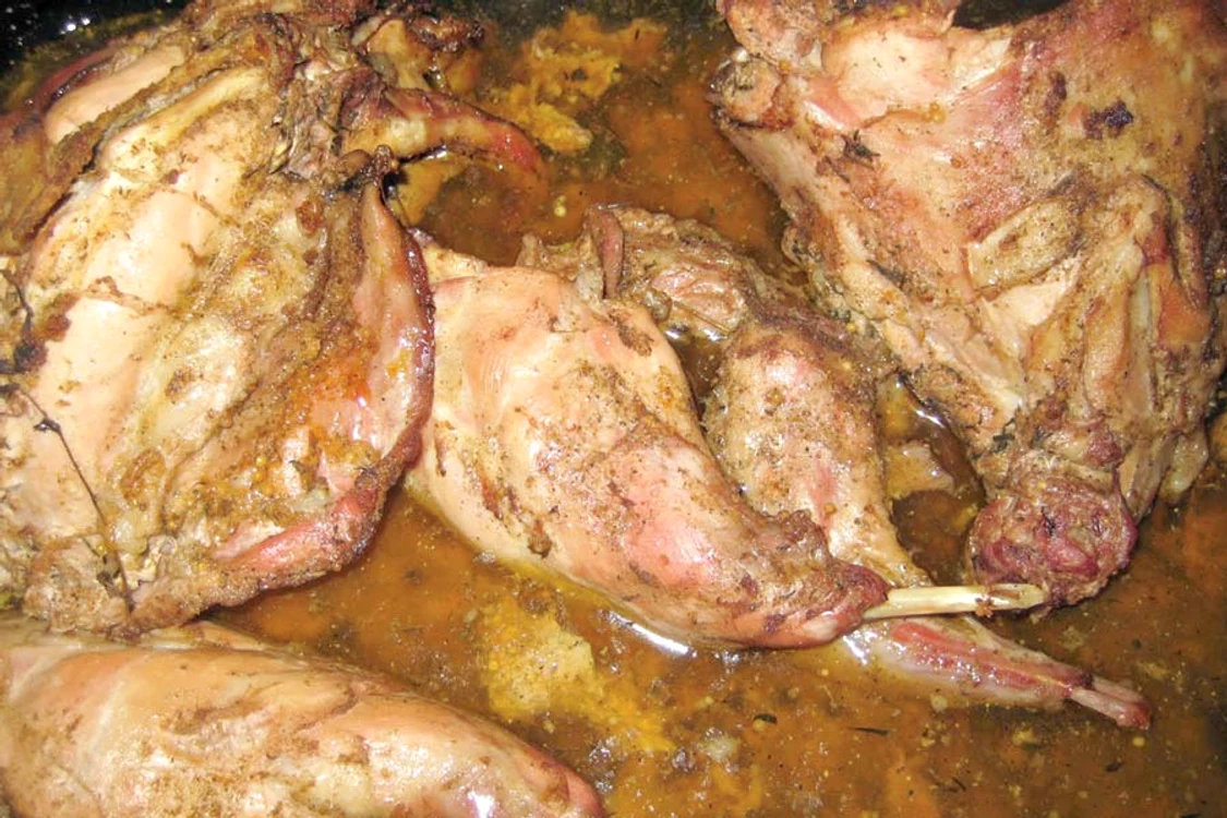 Nea Marcu creşte iepuri  de câţiva ani. În preajma  Paştelui are cele mai  multe vânzări (Fotografii: Roberto Sălceanu)