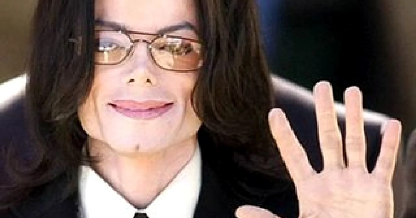 Michael Jackson a "detronat-o" pe Britney Spears