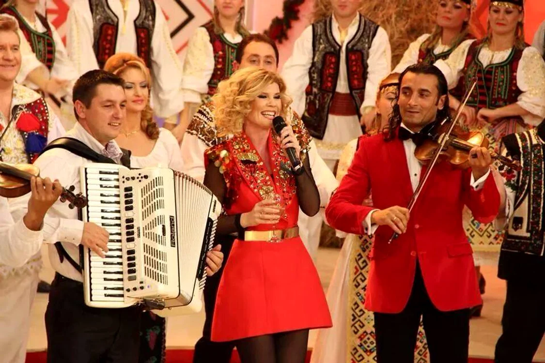 
    Diana Matei este acompaniată pe scenă de taraful Cleantefoto: arhiva personală  