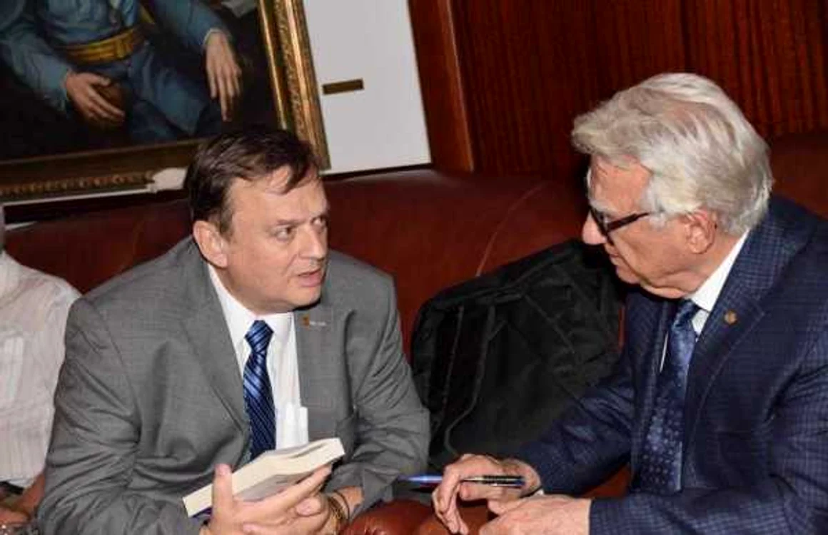 Prof.dr. Ovidiu Băjenaru, primul din stânga, a fost membru corespondent al Academiei Române