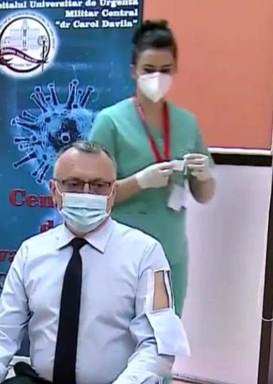 
    Sorin Cîmpeanu, ministrul Educației, protagonistul unui moment inedit la centrul de vaccinare  