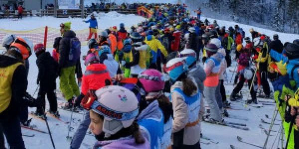 Turiştii vor fi obligaţi şi anul acesta să cumpere fizic punctele pe cardul de schi FOTO Ioan Buciumar