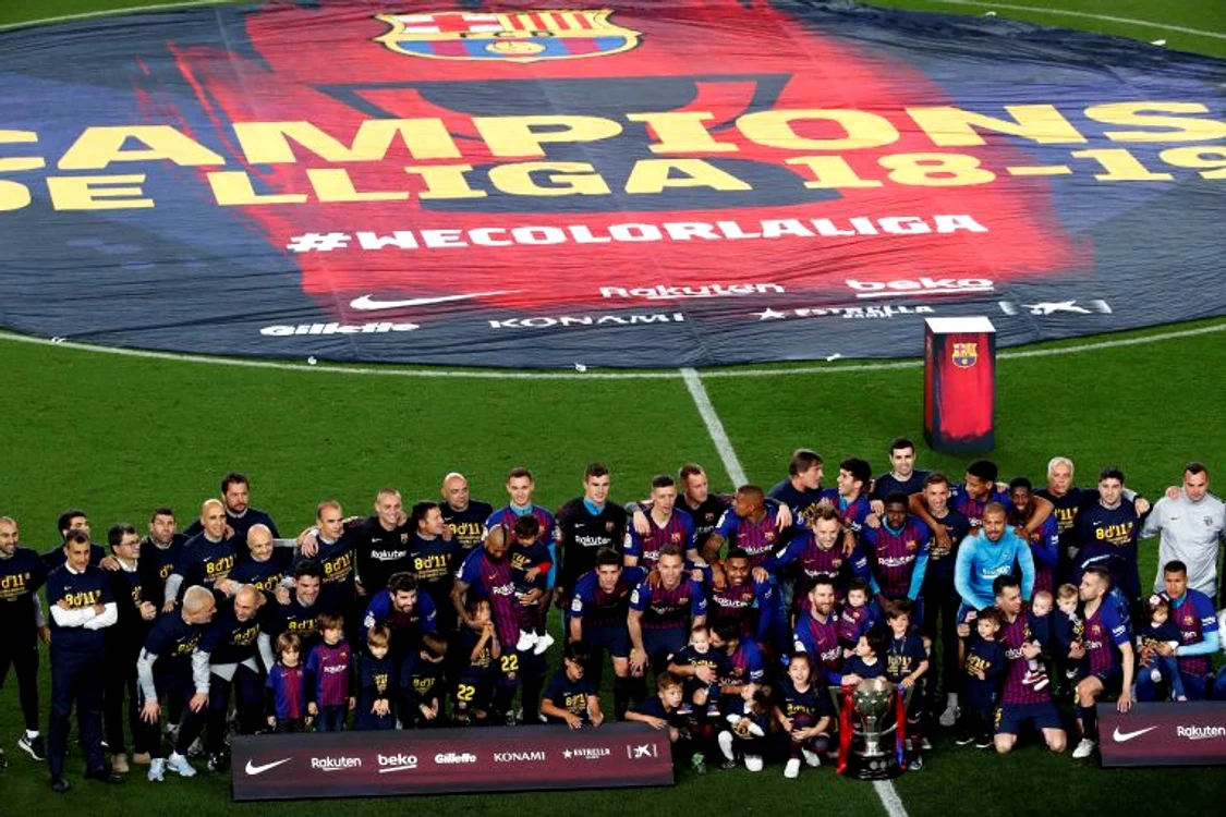 
    Fotbaliștii de la FC Barcelona au sărbătorit titlul alături de copiii lorFOTO: EPA  
