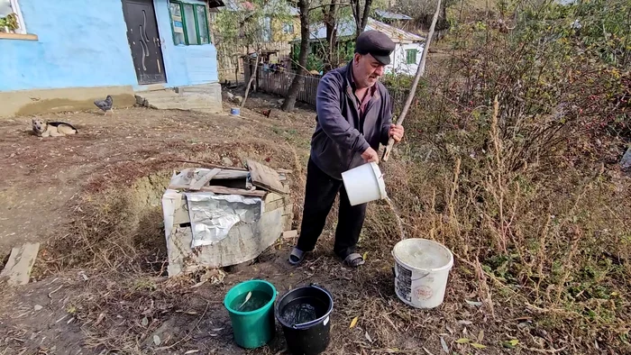 E bătaie pe apa din fântâna acestui localnic. FOTO Iulian Bunilă