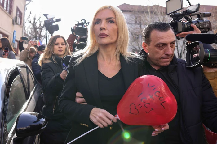 Laura Vicol a primit cadou un balon roșu la ieșirea din arest Foto: Inquam Photos/Octav Ganea