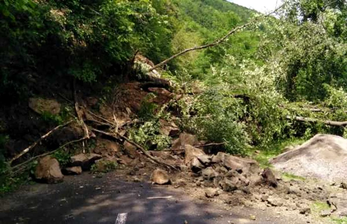 Alunecarea de teren a acoperit şoseaua din Apuseni. Foto: ISU Alba