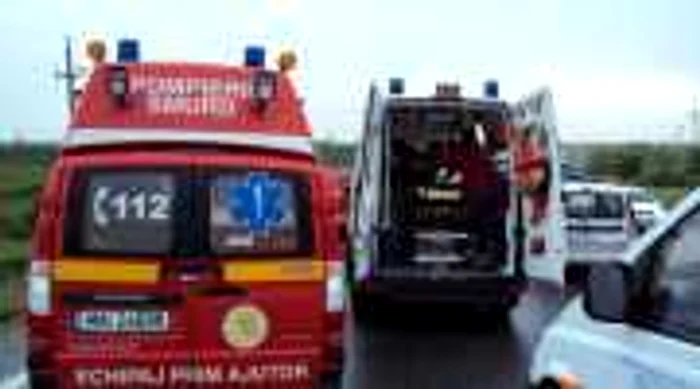 La faţa locului s-au prezentat echipaje de poliţie, pompieri şi ambulanţe (foto arhivă)