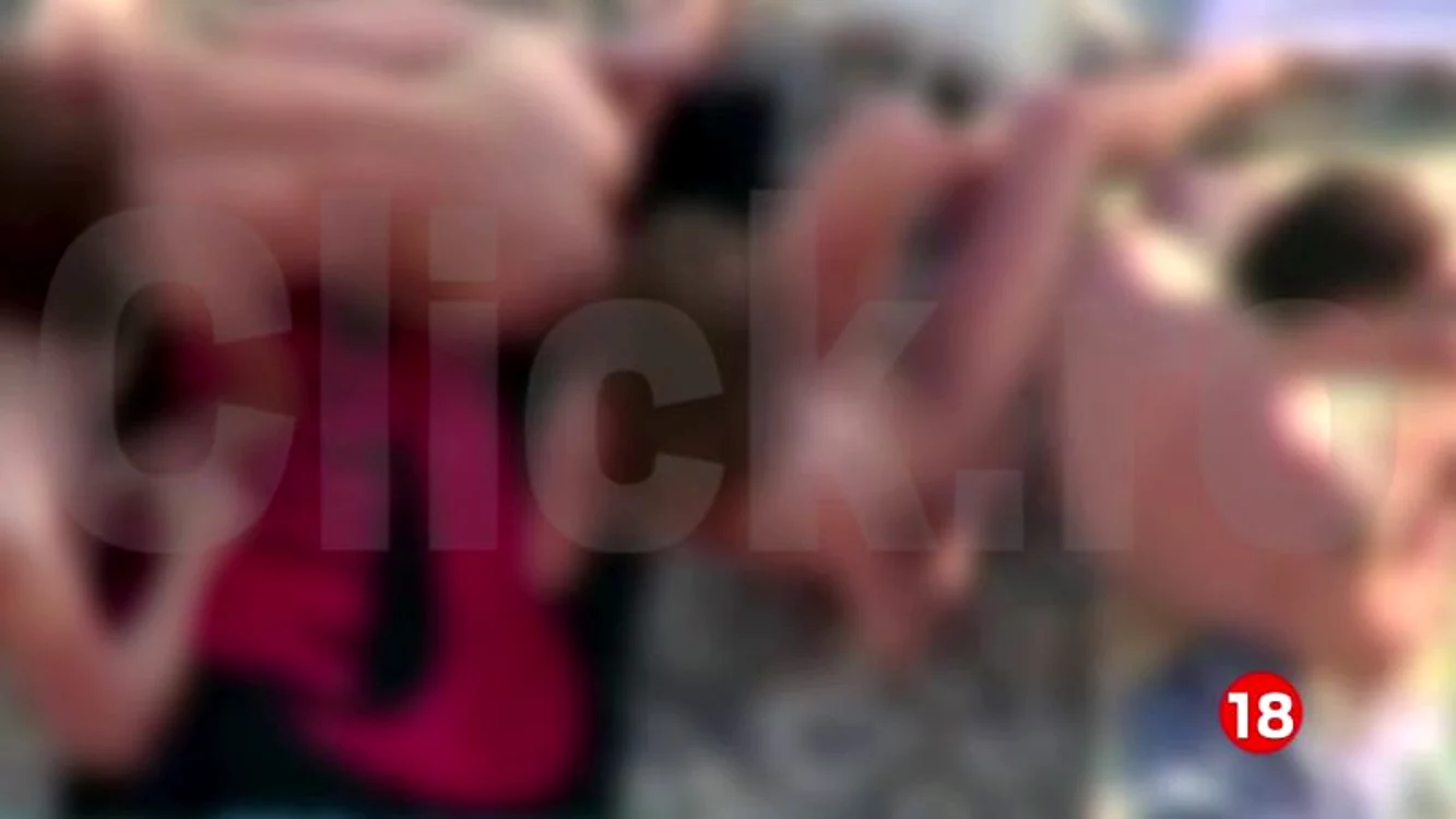 Cele două femei şi cei doi bărbaţi au făcut sex de parcă era sfârşitul zilelor.