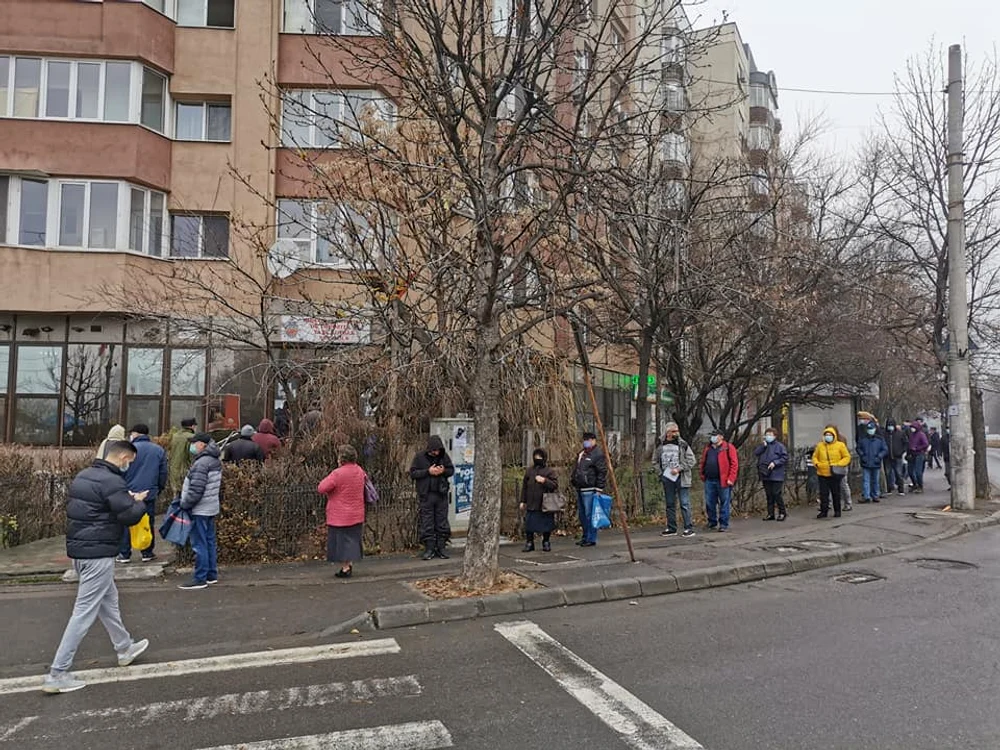 La Sectorul 6, coada se întindea afară pe zeci de metri