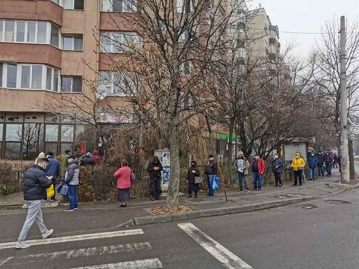 La Sectorul 6, coada se întindea afară pe zeci de metri