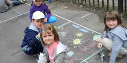 Copiii au desenat pe asfalt, Foto: Liliana Şica